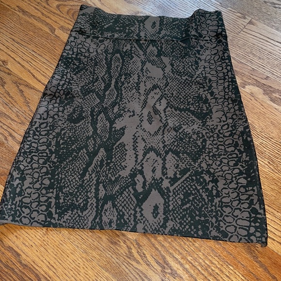 BCBG snake-print skirt size small - Picture 3 of 4